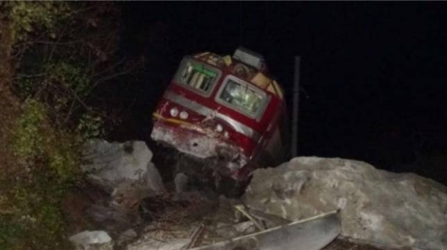 Още страшни СНИМКИ от удара на пътническия влак в скалите в Кресненското дефиле, какво е състоянието на пострадалите