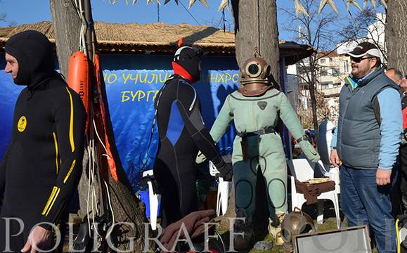 Гмуркане с ретро екипировка показват бургаски водолази на Никулден
