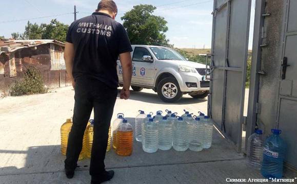 Бургаски митничари иззеха 100 литра нелегален спирт в имот с регистриран казан за ракия