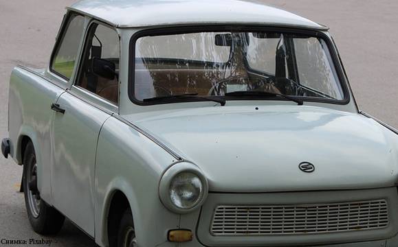 „Трабант“ блъсна пешеходец и избяга