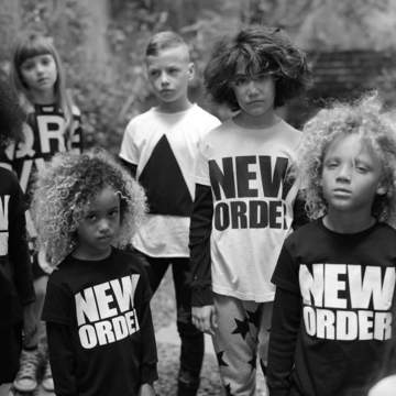 Селин Дион промотира полово неутрални дрехи с надписи за Новия световен ред