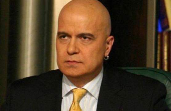 Скандал! Вижте как Слави наказва жестоко сценаристите си