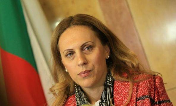 Изплуваха НЕвиждани снимки на новата вицепремиерка! Вижте какви ги върши в свободното си време! (СНИМКИ)