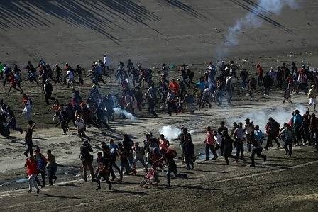 Стотици мигранти щурмуваха американската граница с Мексико при Тихуана