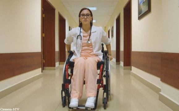 Млада бургазлийка в инвалидна количка сбъдна мечтата си… да стане лекар