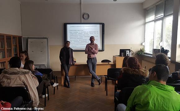 Полицейски инспектор към ученици от Немската: Марихуаната води до шизофрения