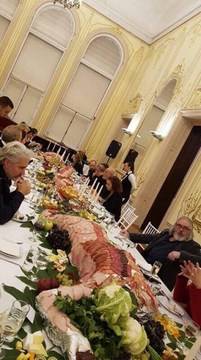 Байганьовщина: Протестърка направи невиждана свинщина в Националната галерията (СНИМКИ)