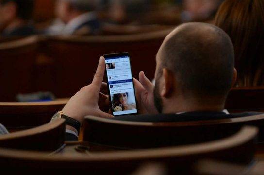 УДАРИХМЕ ДЪНОТО! Вижте какво зяпа български депутат по време на съдбовните дебати в парламента! Снимки!