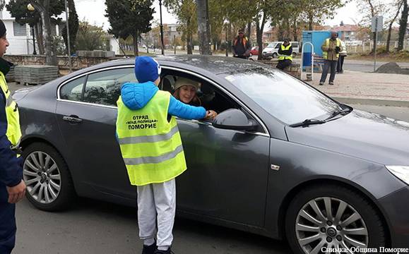 Учениците от ОУ „Христо Ботев“ – Поморие проведоха кампания за безопасност на пътя