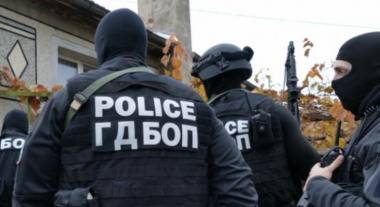 В Русе почерня от полиция! Намериха наркотици, оръжия и боеприпаси