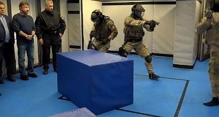 Виктор Орбан заведе Чък Норис на тренировка на баретите (ВИДЕО)