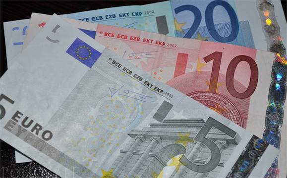 На „Лесово“ спипаха трима да изнасят контрабандна валута в дрехи и чорап