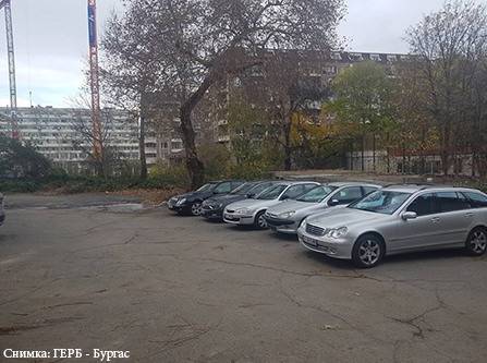 Съветници предлагат изграждане на паркинг и детска площадка в „Лазур“