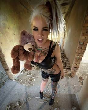 Вижте най-татуираната българка с над 100 рисунки по тялото (СНИМКИ)