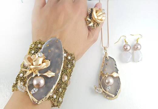 Златни идеи за луксозни подаръци с бижута за Коледа и Нова Година