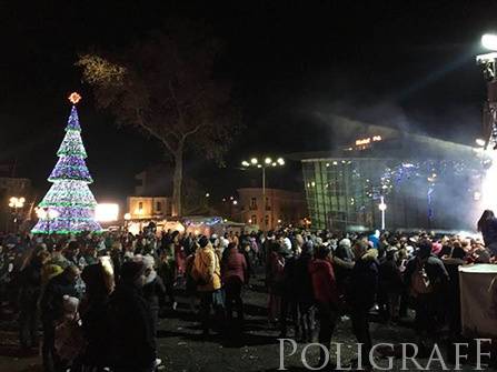 Коледната елха вече озарява центъра на Поморие