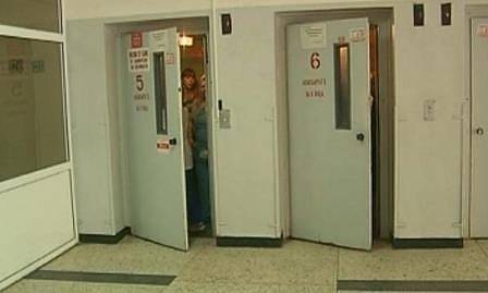 Асансьор с 8 души пропадна във варненска болница, има пострадали