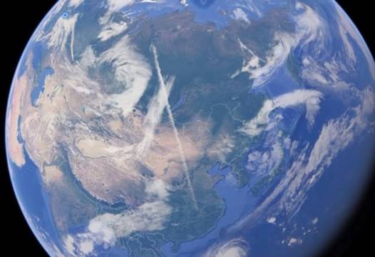 На СНИМКИ от Google Earth се вижда странна следа в небето над Европа и Русия