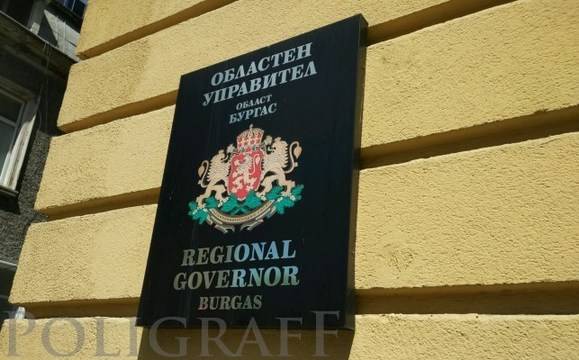 Ремонтира участък от оградата по границата, повреден от дъждовете