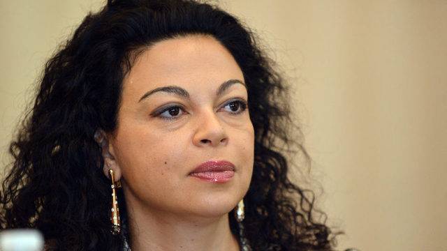 Зрелищно ВИДЕО как Банева слиза от самолета, окована в белезници