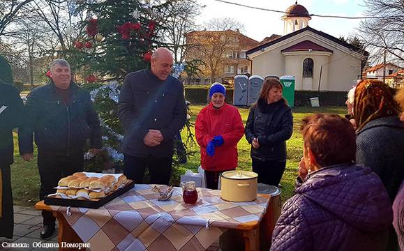 С литийни шестия и осветени рибни блюда Поморие и Ахелой спазиха традициите на Никулден