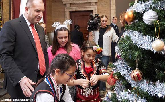 Радев и деца на „Българската Коледа“ украсиха елхата в президентството