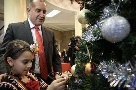 Деца от „Българската Коледа“ заедно с Румен Радев украсиха елхата в президентството