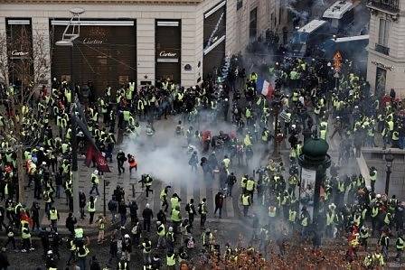 Полицията в Париж използва сълзотворен газ срещу протестиращи „жълти жилетки“