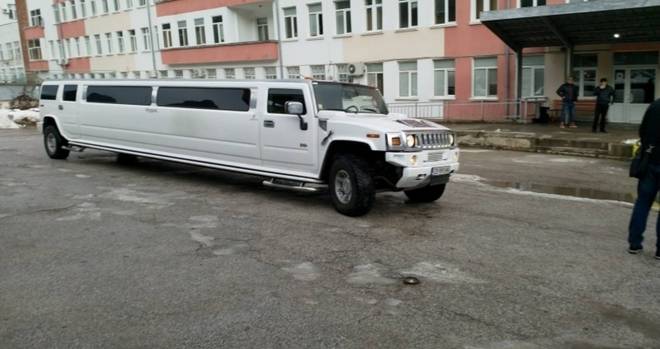 Фурор пред родилното във Враца! Циганска фамилия прибра новороденото си бебе с лимузина!