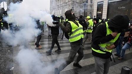 1300 бяха задържани при протестите на „жълтите жилетки“ във Франция