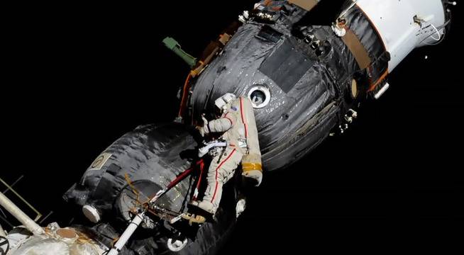 Руските космонавти Сергей Прокопиев и Олег Кононенко излязоха в открития космос, за да инспектират пробойната на кораба Союз…