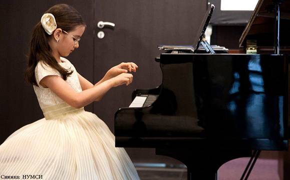 Най-малките артисти от НУМСИ разказват „Бяла приказка“ в навечерието на Коледа