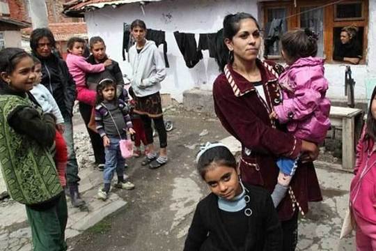 Столична община дава 10 млн. лева, за да осигури безплатни климатици на ромите?