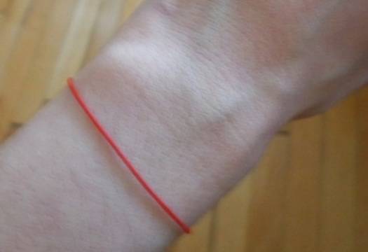 Свещениците са категорични: Не трябва да се носите червен конец на ръката, защото истинското му предназначение е да…..