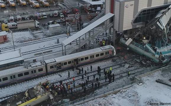 Девет души загинаха при инцидент с високоскоростен влак в Турция