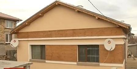 Абсурд в Хитрино: Общината поиска от хората да връщат пари за дограма, сложена им от държавата