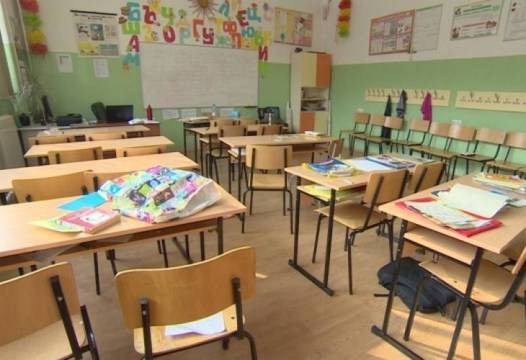 Скандално! Бележка на вратата на столично училище взриви интернет (СНИМКА)