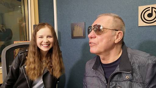 Лили Иванова поднесе цветя на млада актриса