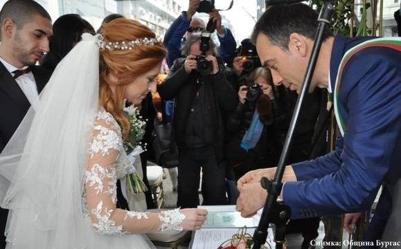 Първа рожба за първата двойка, венчана от кмета Николов на Свети Валентин