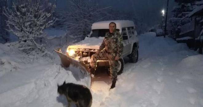 Когато държавата я няма: Кмет превърна джипа си в снегорин, за да помага на хората!