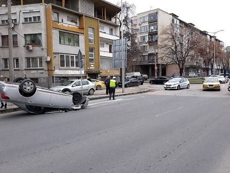 Автомобил се преобърна по таван на пловдивскя бул. „България” (СНИМКИ)