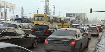 Задръствания в големите градове. Хиляди тръгват на път за празниците утре