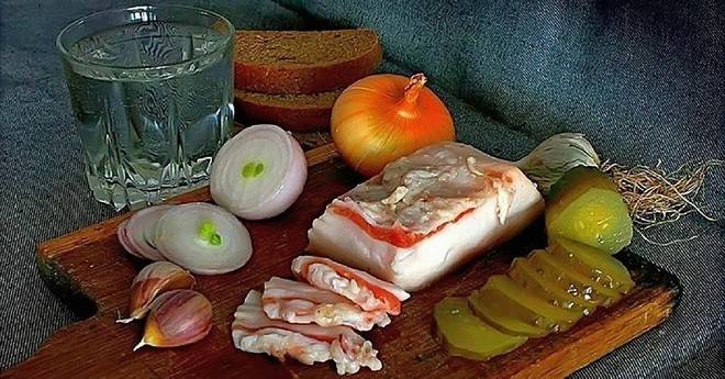 Учените категорични: Лук, сланинка и 50 грама ракийка са най-добрият лек!