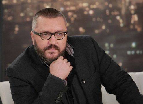 Карбовски възпламени мрежата: Не е „просто любов“ да вземеш 150 000 евро, за да снимаш прегръщащи се момчета