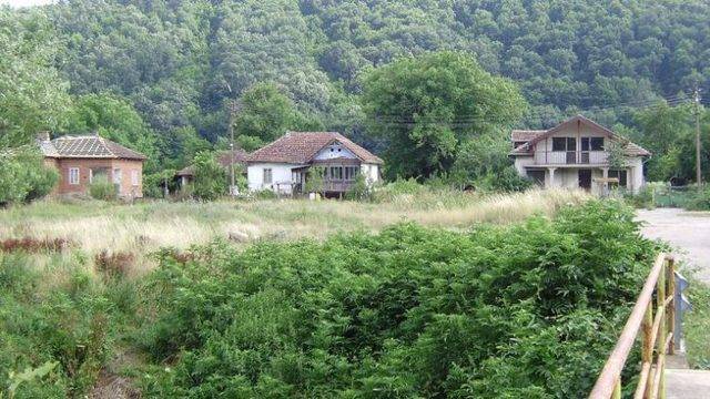 Докъде ни докараха: Огромни къщи с декари земя се продават за по 2 бона в Северозапада!