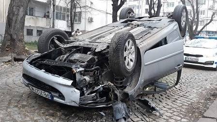 След удар в дърво: Кола се обърна по таван до пловдивско училище (СНИМКА)