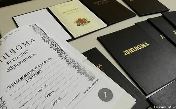 Разбиха схема за изработка и търговия с фалшиви дипломи