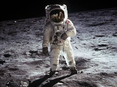 Астронавт стъпил на Луната с твърдения за извънземните