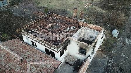 Коледна украса подпали къща във Великотърновско (СНИМКА)