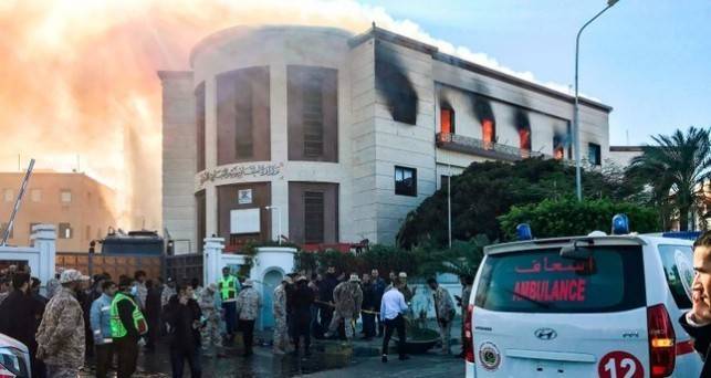 Трима души загинаха при терористична атака срещу външното министерство в Триполи